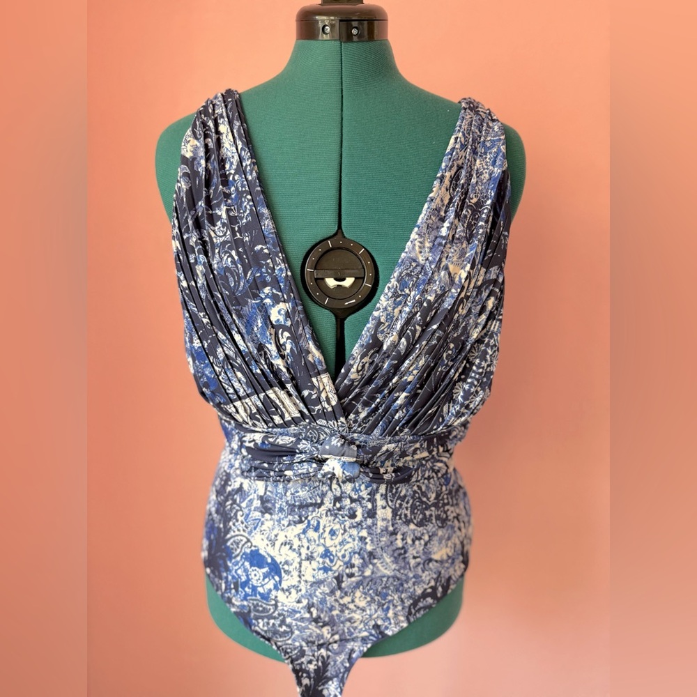 Bebe Gabriela Deep V twisted bodysuit size Med